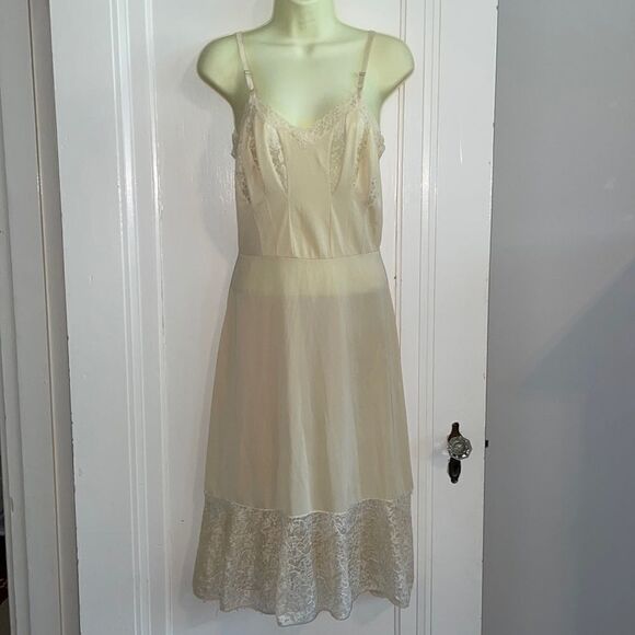 Vtg 50s/60s Charmode cream colored full slip with lace details - Picture 1 of 13